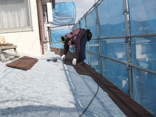 守山区で石付きGL鋼板を施工し屋根カバー工事、決められたピッチでビス固定